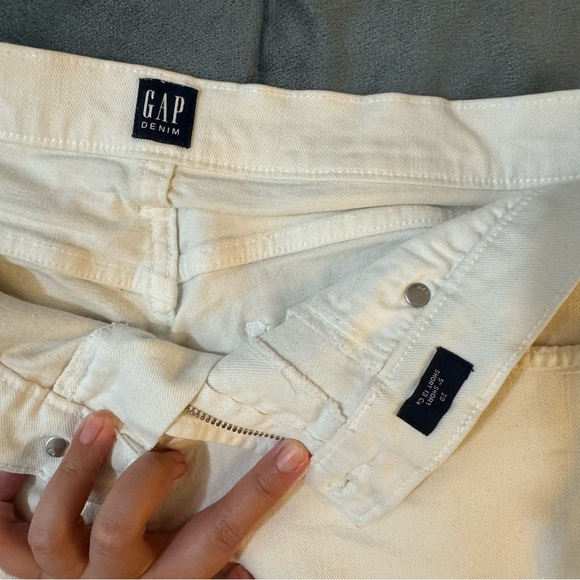 GAP White Jean Shorts Relaxed Fit
#1069 - Picture 5 of 7